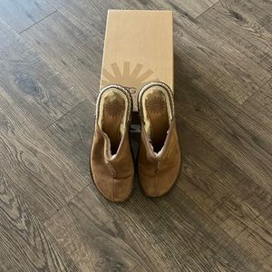 Ugg! Brown leather mules with shearling lining. Size 6